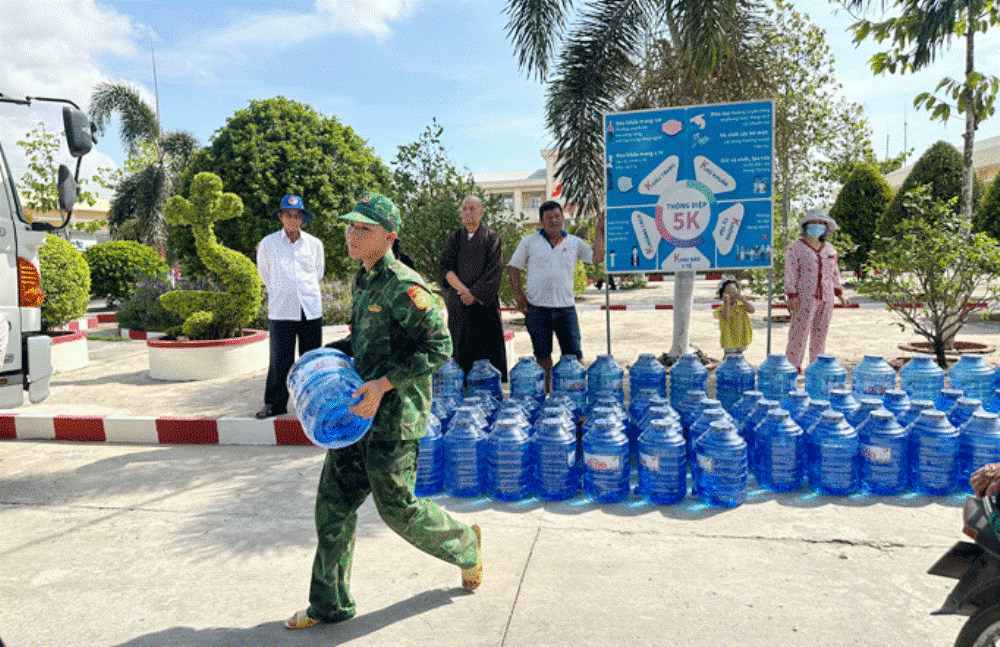 Ban Từ thiện xã hội Phật giáo tỉnh Tiền Giang trao 2.900 bình nước lọc tại H.Gò Công Đông