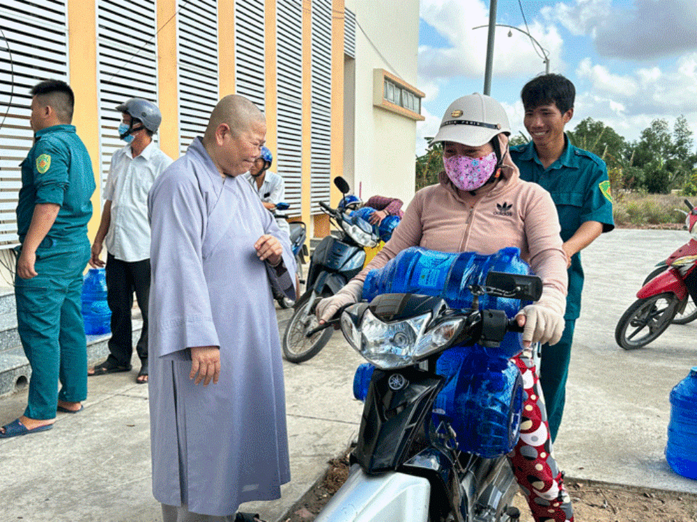 Ni trưởng Thích nữ Tịnh Nghiêm trao nước ngọt tại H.Tân Phú Đông