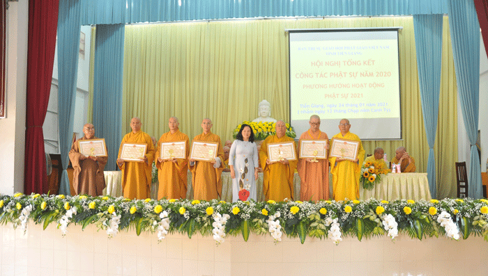 Bà Bùi Thị Mai trao Bằng khen đến chư tôn đức Bà Bùi Thị Mai trao Bằng khen đến chư tôn đức
