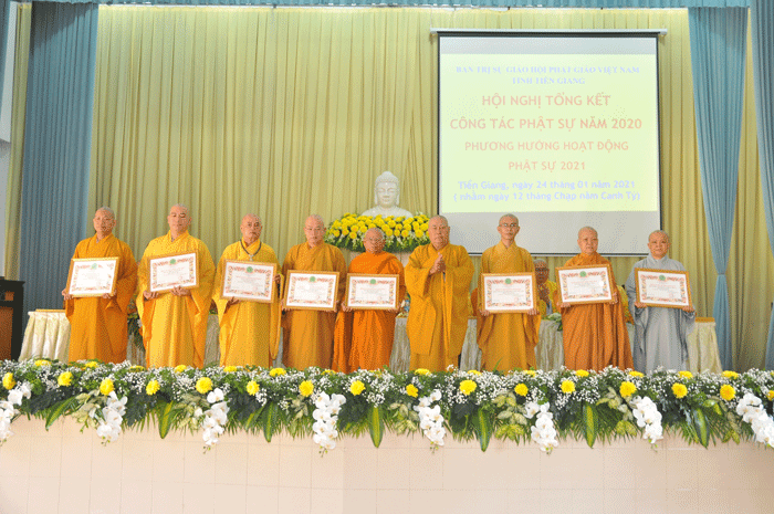 Hòa thượng Thích Huệ Minh trao bằng Tuyên dương công đức của Ban Trị sự tỉnh Hòa thượng Thích Huệ Minh trao bằng Tuyên dương công đức của Ban Trị sự tỉnh