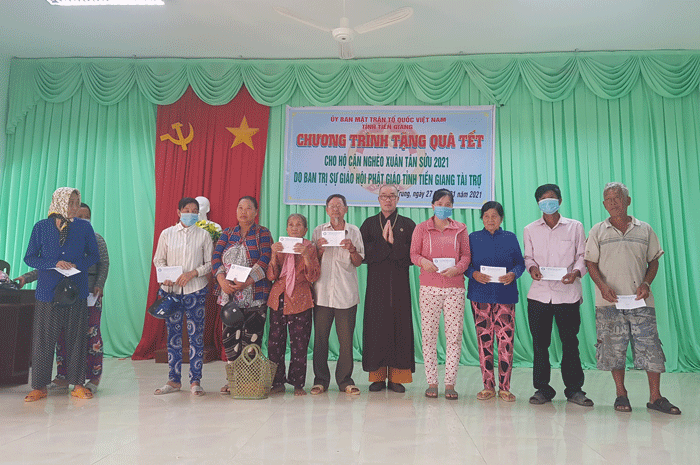 Thượng tọa Thích Quảng Lộc trao quà Tết đến hộ nghèo Thượng tọa Thích Quảng Lộc trao quà Tết đến hộ nghèo