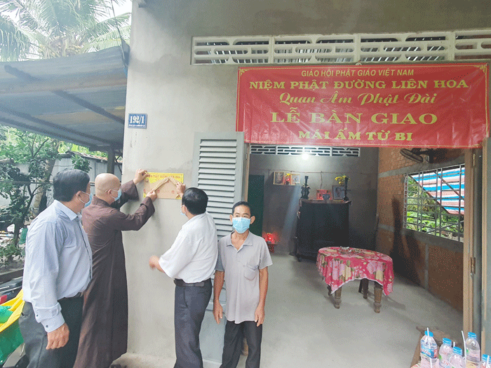 Tháo băng khánh thành căn nhà mới, bàn giao đến gia đình ông Đoàn Thanh Hòa