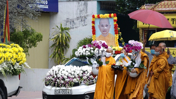 Môn đồ pháp quyến cung thỉnh di ảnh Ni trưởng Thích nữ Nhan Liên đến nơi trà-tỳ