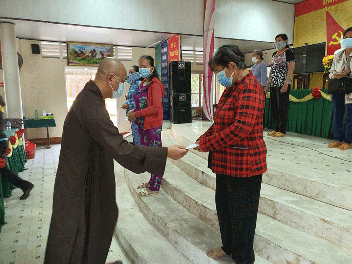 Hỗ trợ bà con nghèo, người bán vé số khó khăn trong lúc thực hiện giãn cách xã hội