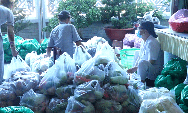 Rau củ quả chuẩn bị vận chuyển đến tặng bà con khu cách ly phòng Covid-19