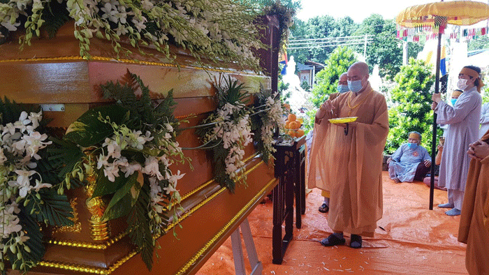 Thực hiện nghi thức trà-tỳ Thực hiện nghi thức trà-tỳ