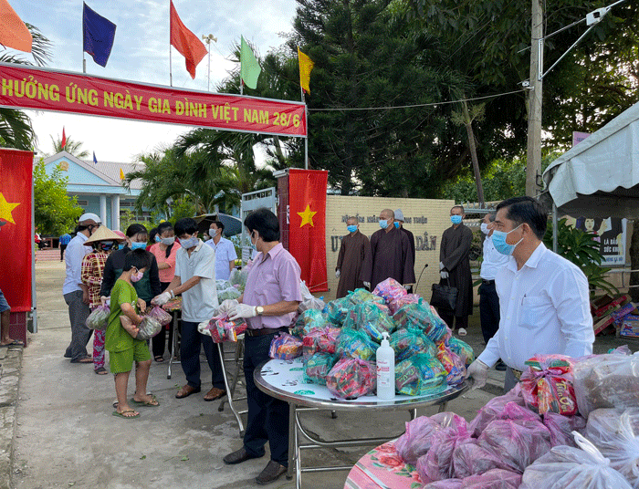 Nhiều gia đình khó khăn được hỗ trợ trong phiên chợ 0 đồng Nhiều gia đình khó khăn được hỗ trợ trong phiên chợ 0 đồng