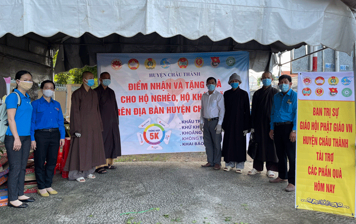 Ban Trị sự huyện Châu Thành phối hợp các đơn vị tiếp nhận quà để tặng cho người dân Ban Trị sự huyện Châu Thành phối hợp các đơn vị tiếp nhận quà để tặng cho người dân