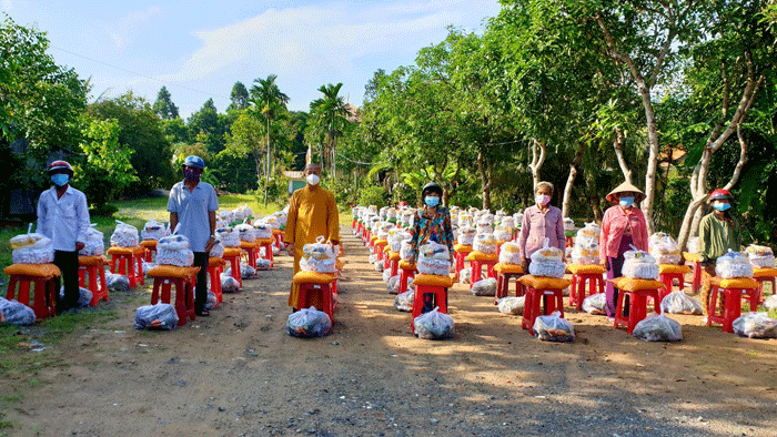 Đại đức Thích Đức Thắng, trụ trì chùa Linh Phước trao 100 phần quà hỗ trợ gia đình khó khăn