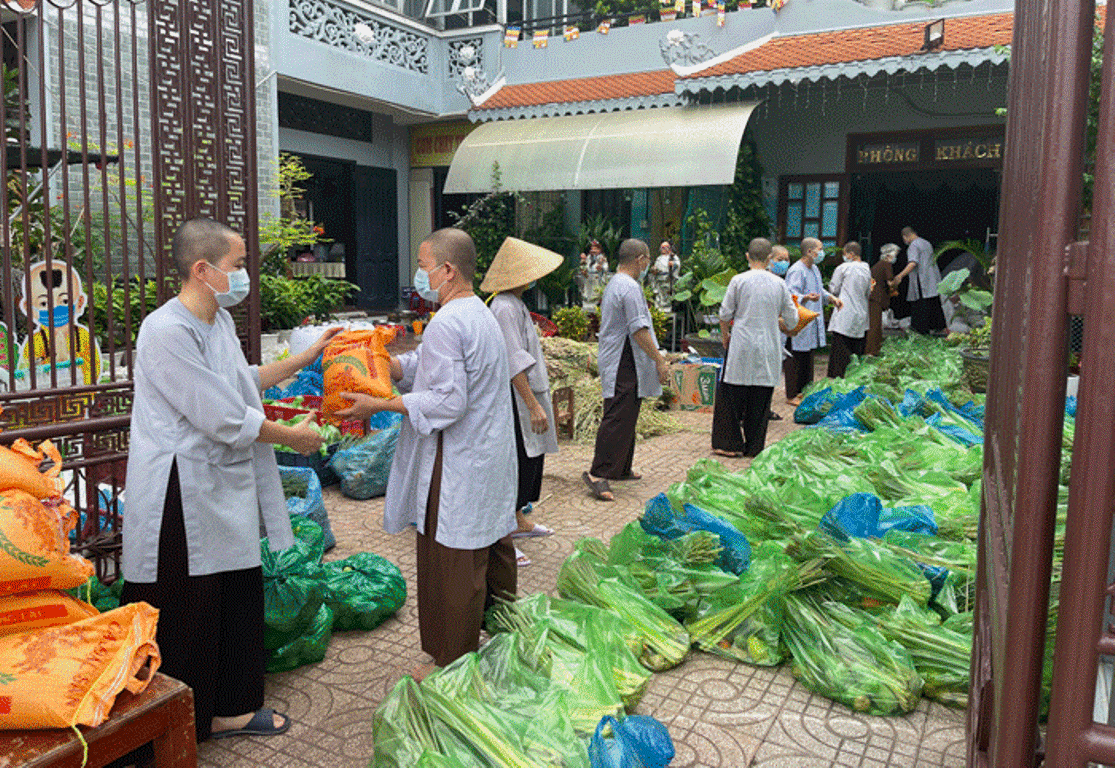 Chư Ni chùa Tịnh Nghiêm chuyển quà lên xe đến điểm phong tỏa tặng đến người dân - Ảnh: Hoa Như