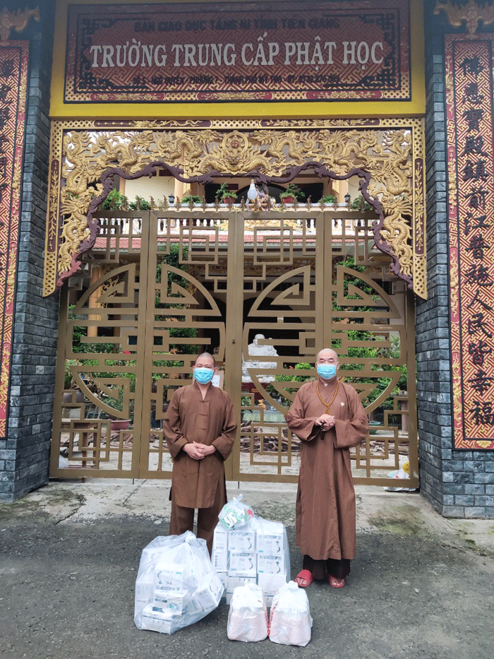 Thượng tọa Thích Quảng Lộc hỗ trợ các vật tư y tế đến Trường Trung cấp Phật học tỉnh Thượng tọa Thích Quảng Lộc hỗ trợ các vật tư y tế đến Trường Trung cấp Phật học tỉnh