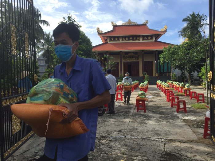 Chùa Phước Điền trao quà đến những gia đình khó khăn Chùa Phước Điền trao quà đến những gia đình khó khăn