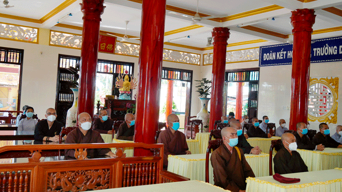 Chư tôn đức Tăng Ni, Phật tử tham dự buổi thuyết trình Chư tôn đức Tăng Ni, Phật tử tham dự buổi thuyết trình