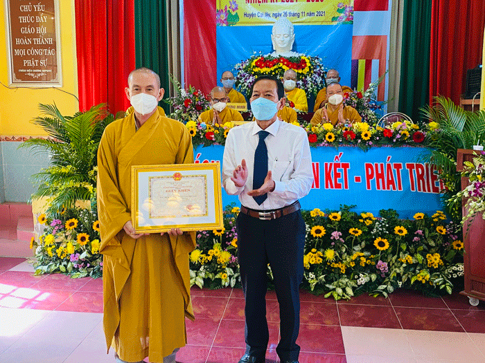 Lãnh đạo huyện trao Bằng khen đến Đại đưc Thích Quảng Hiệp Lãnh đạo huyện trao Bằng khen đến Đại đưc Thích Quảng Hiệp