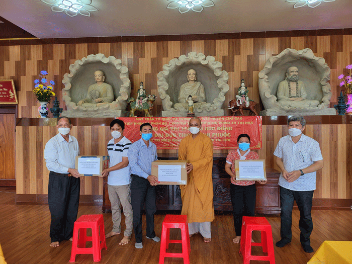 Niệm Phật đường Liên Hoa tặng 1.000 túi thuốc hỗ trợ bệnh nhân F0 tại nhà Niệm Phật đường Liên Hoa tặng 1.000 túi thuốc hỗ trợ bệnh nhân F0 tại nhà