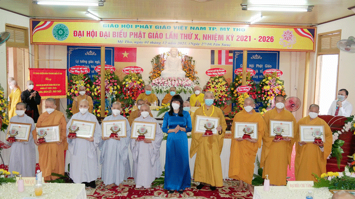 Chư Tăng Ni nhận Giấy khen của UBND TP.Mỹ Tho Chư Tăng Ni nhận Giấy khen của UBND TP.Mỹ Tho