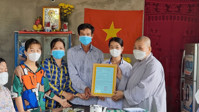 Ni trưởng trao quyết định bàn giao nhà đến gia đình Ni trưởng trao quyết định bàn giao nhà đến gia đình