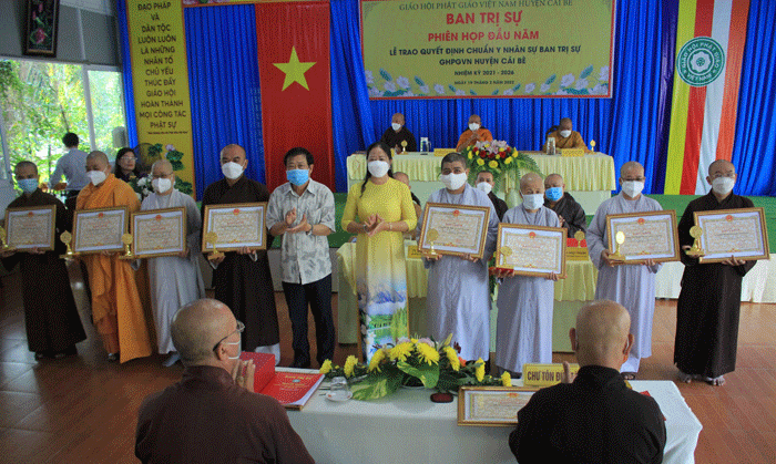 Trao Bằng khen của UBND huyện đến các cá nhân