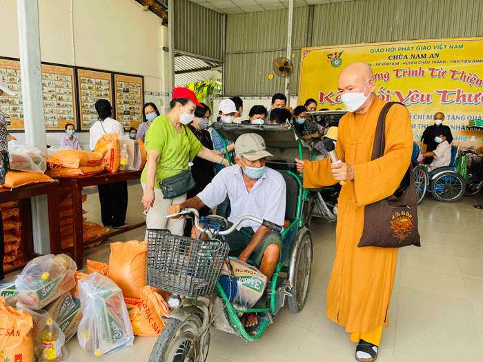 Trao quà đến người khuyết tật khó khăn Trao quà đến người khuyết tật khó khăn