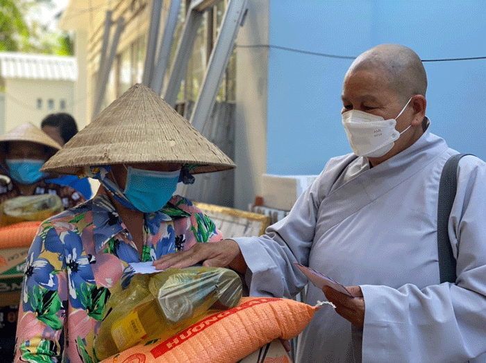 Trao quà hỗ trợ kịp thời đến bà con xã Điềm Hy Trao quà hỗ trợ kịp thời đến bà con xã Điềm Hy