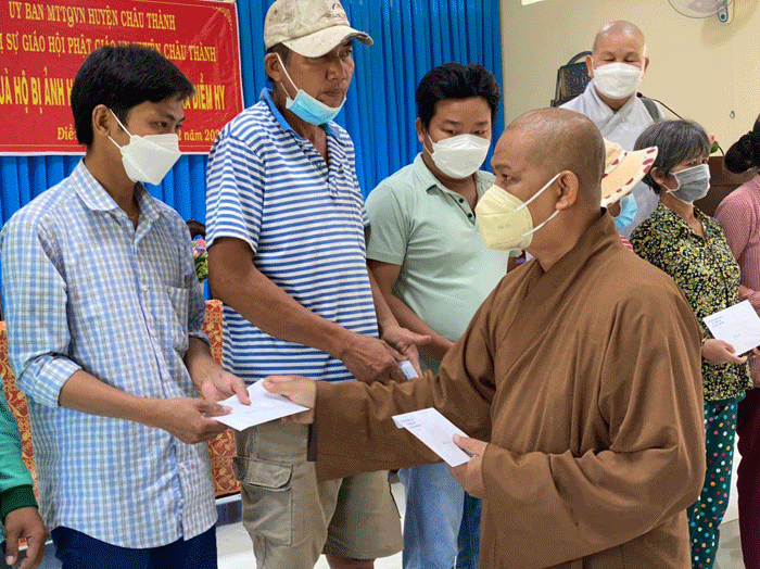 Trao ủng hộ đến những gia đình có nhà bị lốc xoáy Trao ủng hộ đến những gia đình có nhà bị lốc xoáy