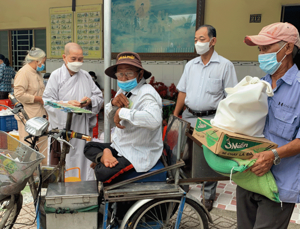 Sư cô Thích nữ Diệu Minh trao quà đến người khuyết tật khó khăn