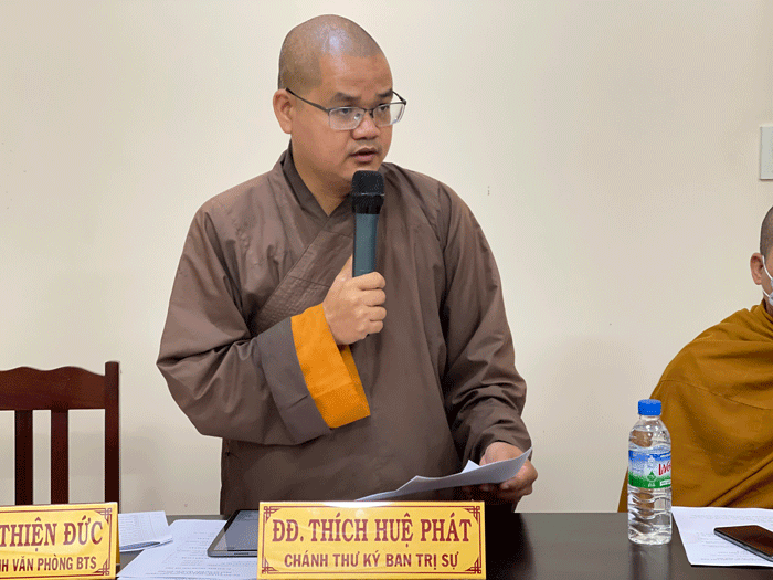 Đại đức Thích Huệ Phát thay mặt Ban Thư ký Ban Trị sự trình bày dự thảo kế hoạch đại hội Đại đức Thích Huệ Phát thay mặt Ban Thư ký Ban Trị sự trình bày dự thảo kế hoạch đại hội