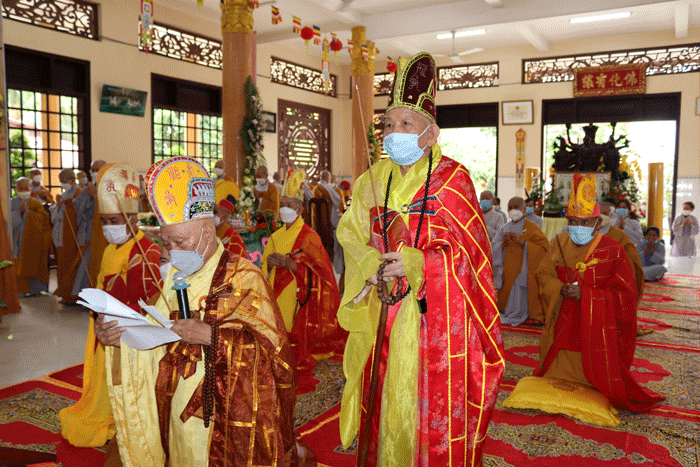 Chư tôn đức Hòa thượng niêm hương bạch Phật, khai đàn Dược Sư Chư tôn đức Hòa thượng niêm hương bạch Phật, khai đàn Dược Sư