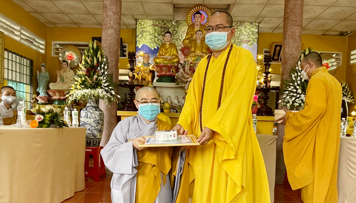 Đại đức Thích Thiện Nguyện trao quyết định, khuôn dấu chùa Kim Linh 2 đến sư cô tân trụ trì Đại đức Thích Thiện Nguyện trao quyết định, khuôn dấu chùa Kim Linh 2 đến sư cô tân trụ trì