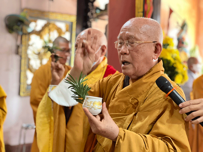 Trưởng lão Hòa thượng Thích Như Niệm sái tịnh Trưởng lão Hòa thượng Thích Như Niệm sái tịnh