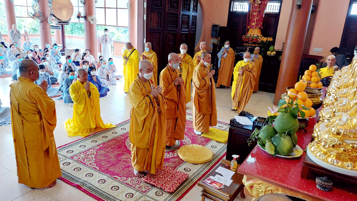 Lễ húy nhật diễn ra theo nghi thức truyền thống thiền môn Lễ húy nhật diễn ra theo nghi thức truyền thống thiền môn