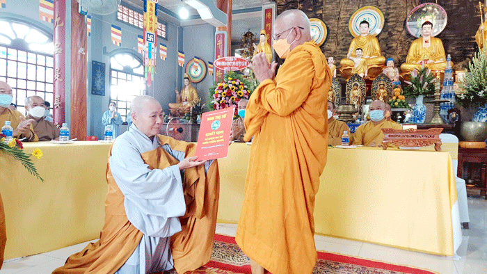 Hòa thượng Thích Giác Nhân trao quyết định đến Sư cô Thích nữ Huệ Tánh Hòa thượng Thích Giác Nhân trao quyết định đến Sư cô Thích nữ Huệ Tánh