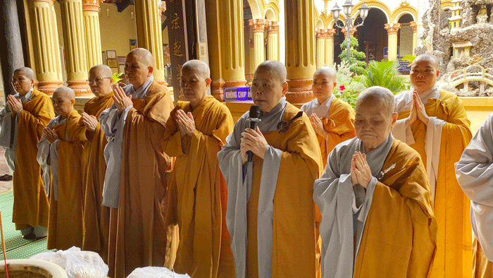 Ni trưởng Thích nữ Tịnh Nghiêm, Phó ban kiêm Trưởng Phân ban Ni giới tỉnh tác bạch cúng dường trường hạ chùa Vĩnh Tràng
