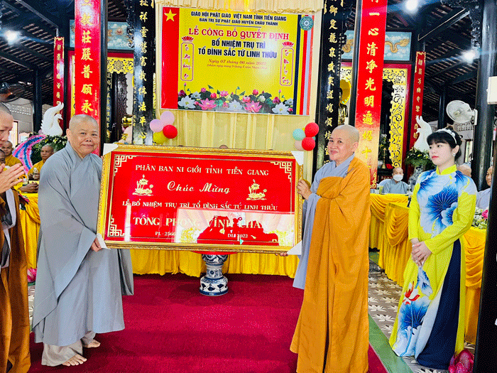 Ni trưởng Thích nữ Tịnh Nghiêm, Phó ban kiêm Trưởng Phân ban Ni giới tỉnh tặng quà chúc mừng Ni trưởng Thích nữ Tịnh Nghiêm, Phó ban kiêm Trưởng Phân ban Ni giới tỉnh tặng quà chúc mừng