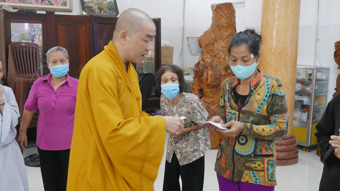 Thượng tọa Thích Quảng Lộc trao quà động viên bà con vượt qua khó khăn Thượng tọa Thích Quảng Lộc trao quà động viên bà con vượt qua khó khăn