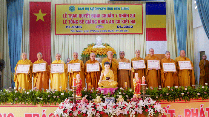 Trao Bằng tuyên dương công đức đến chư tôn đức khóa An cư kiết hạ