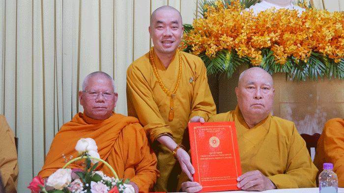 Thượng tọa Thích Quảng Lộc trao quyết định đến Hòa thượng Thích Huệ Minh, Chứng minh Ban Trị sự Phật giáo tỉnh
