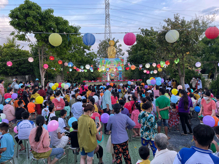 Ban Tổ chức đã tổ chức đêm hội Trung thu và tặng 1.000 phần quà cho các em thiếu nhi Ban Tổ chức đã tổ chức đêm hội Trung thu và tặng 1.000 phần quà cho các em thiếu nhi