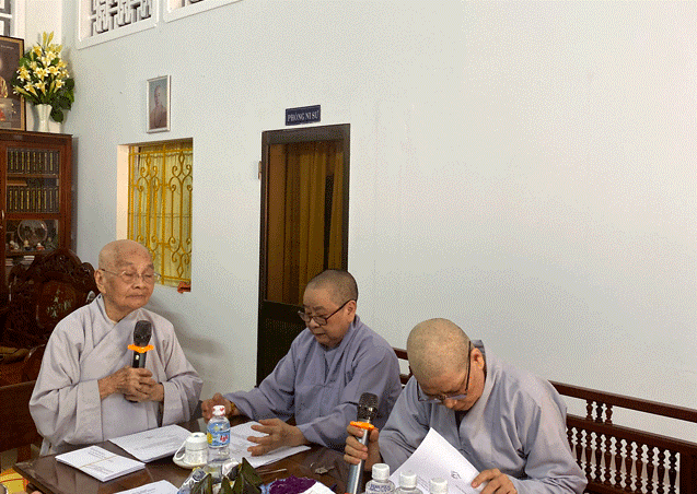 Ni trưởng Thích nữ Hạnh Quang chủ trì buổi họp Ni trưởng Thích nữ Hạnh Quang chủ trì buổi họp