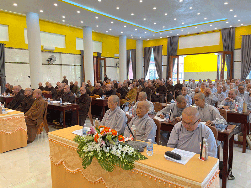 Chư Tăng Ni nghe Đại đức Thích Huệ Phát triển khai nghị quyết Chư Tăng Ni nghe Đại đức Thích Huệ Phát triển khai nghị quyết