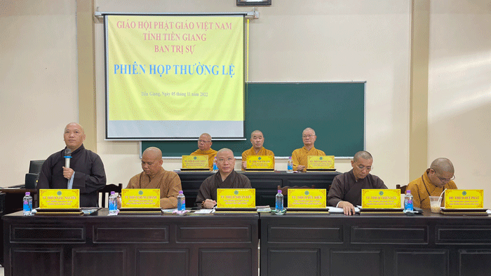 Chư tôn đức chủ tọa buổi họp Chư tôn đức chủ tọa buổi họp