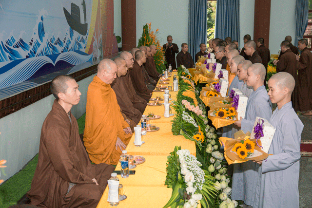 Dâng hoa tri ân chư tôn đức Ban Giám hiệu, Ban Giáo thọ Dâng hoa tri ân chư tôn đức Ban Giám hiệu, Ban Giáo thọ