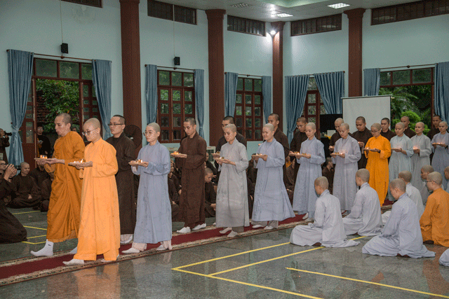 Tăng Ni sinh dâng trà đến chư tôn đức nhân Ngày Nhà giáo VN Tăng Ni sinh dâng trà đến chư tôn đức nhân Ngày Nhà giáo VN