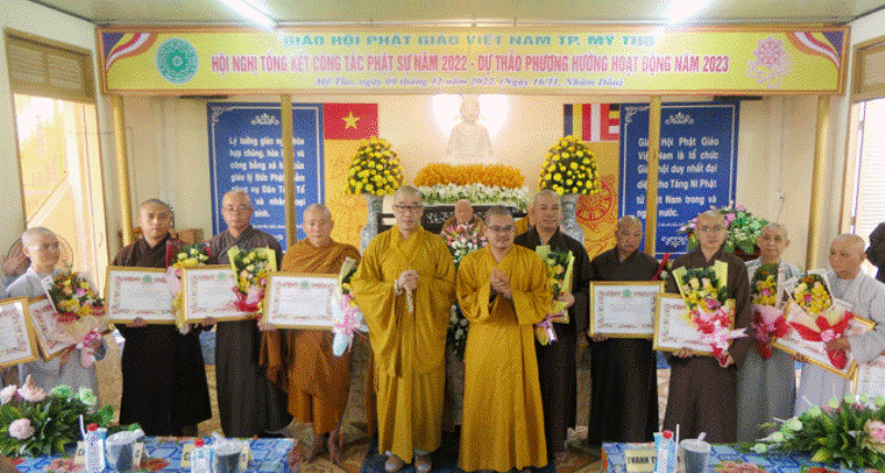 Thượng tọa Thích Quảng Lộc trao Bằng tuyên dương công đức Thượng tọa Thích Quảng Lộc trao Bằng tuyên dương công đức