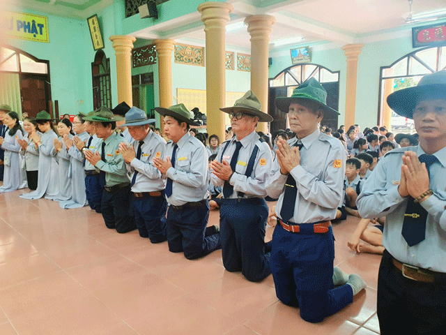 Các Huynh trưởng lắng nghe đạo từ của Hòa thượng chứng minh Các Huynh trưởng lắng nghe đạo từ của Hòa thượng chứng minh