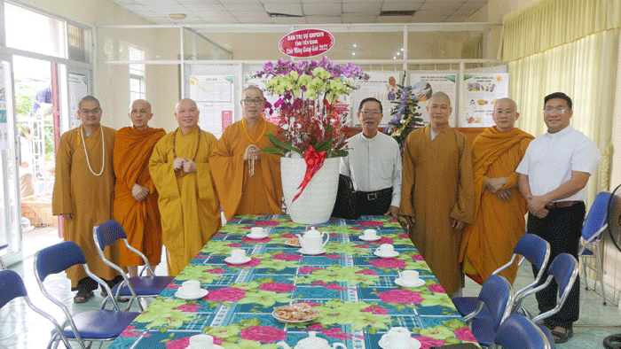 Thượng tọa Thích Quảng Lộc tặng hoa chúc mừng tại Ủy ban Đoàn kết Công giáo VN tỉnh Tiền Giang Thượng tọa Thích Quảng Lộc tặng hoa chúc mừng tại Ủy ban Đoàn kết Công giáo VN tỉnh Tiền Giang