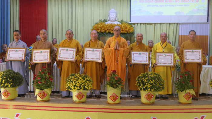 Nhận Bằng tuyên dương công đức của Ban Trị sự tỉnh