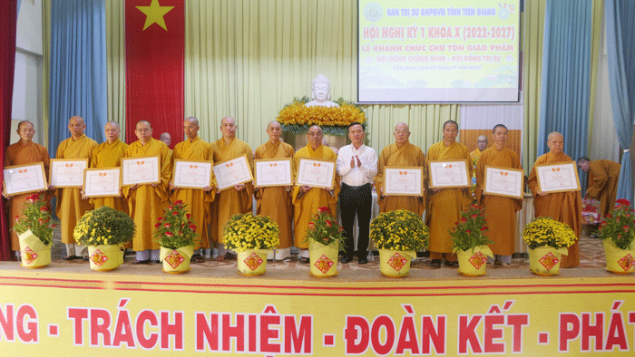 Chư tôn đức nhận Bằng khen của Ủy ban MTTQVN tỉnh Tiền Giang