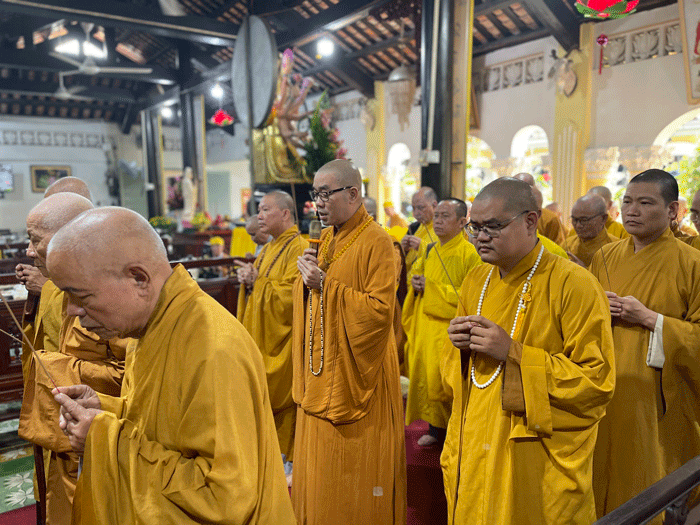 Chư tôn đức Ban Trị sự niêm hương tưởng niệm cố Ni trưởng Chư tôn đức Ban Trị sự niêm hương tưởng niệm cố Ni trưởng