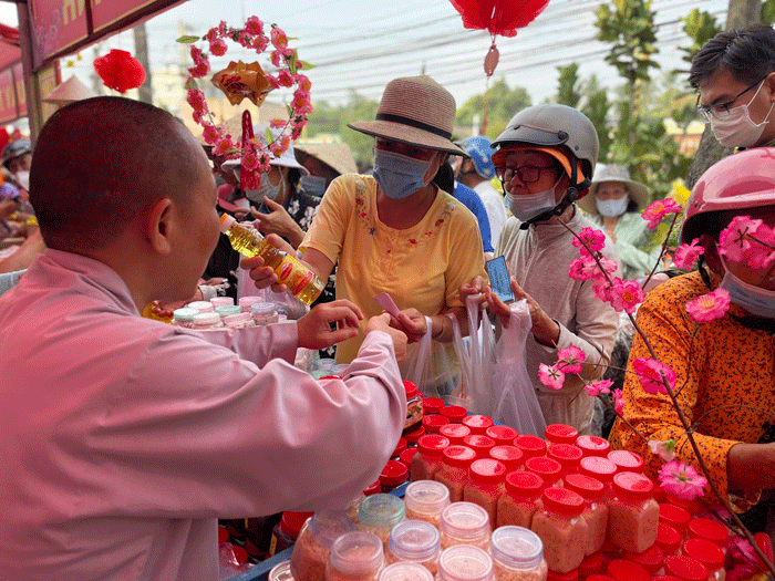 Ban Tổ chức phiên chợ đã trao hơn 800 phiếu mua hàng để bà con nghèo, các hoàn cảnh khó khăn tại TP.Mỹ Tho cùng tham gia mua sắm, chuẩn bị đón mừng Tết Quý Mão Ban Tổ chức phiên chợ đã trao hơn 800 phiếu mua hàng để bà con nghèo, các hoàn cảnh khó khăn tại TP.Mỹ Tho cùng tham gia mua sắm, chuẩn bị đón mừng Tết Quý Mão